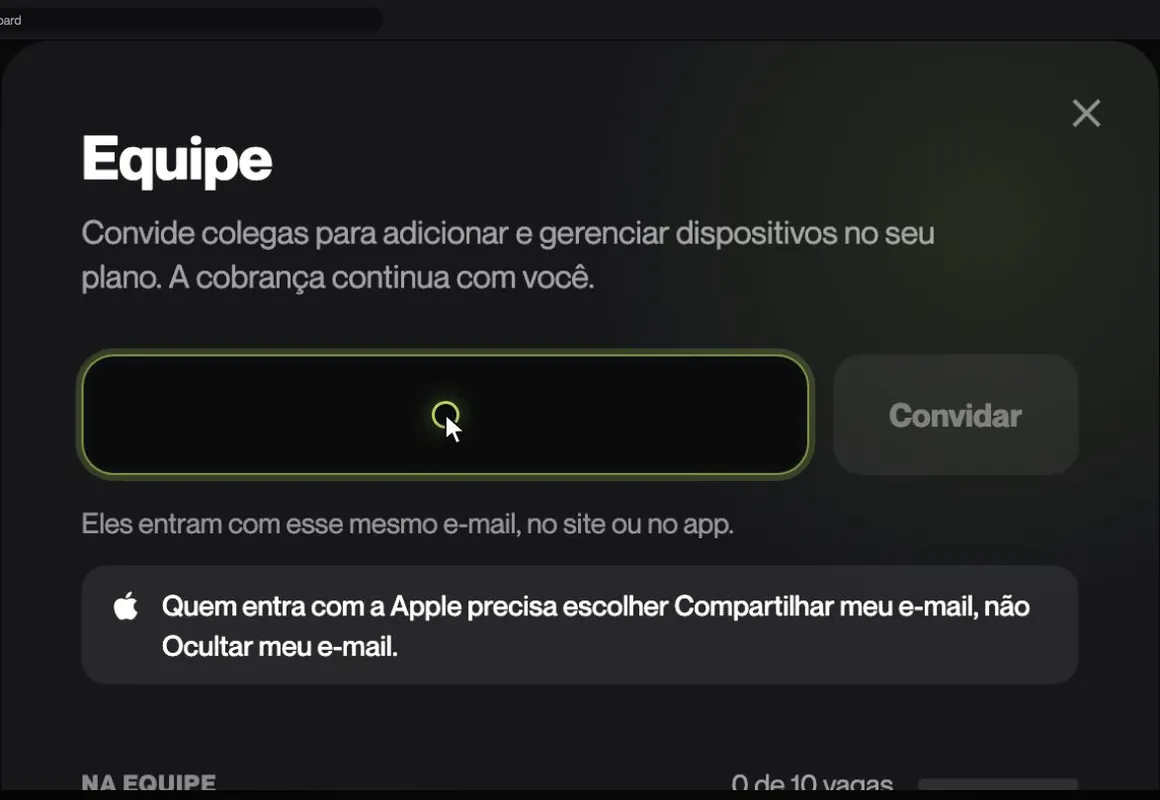 A janela Equipe com três e-mails digitados